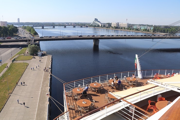 Travelnews.lv iepazīst Rīgas ostā ienākošo 251 metru garo kruīza kuģi «AIDAdiva» ar vācu tūristiem 354540