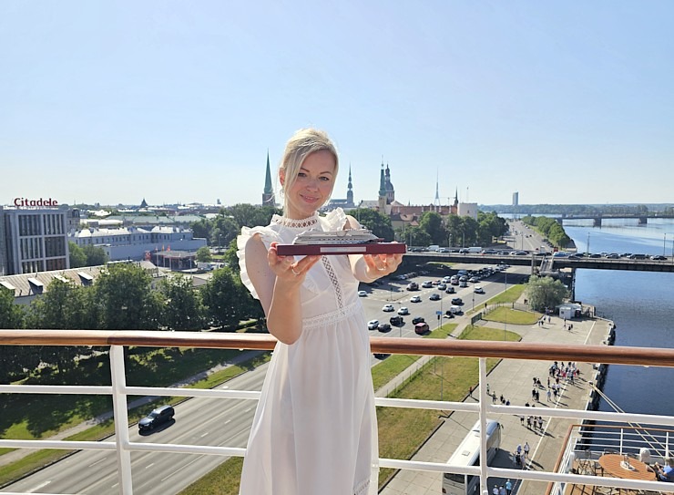 Travelnews.lv iepazīst Rīgas ostā ienākošo 251 metru garo kruīza kuģi «AIDAdiva» ar vācu tūristiem 354542