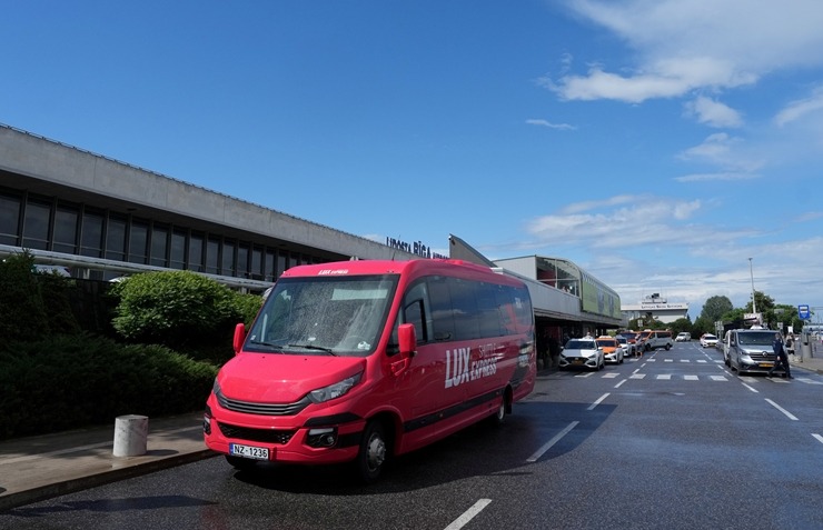 «Lux Express» sāk pasažieru pārvadājumus maršrutā no Rīgas centra uz RIX lidostu. Foto: Edijs Pālens 355527