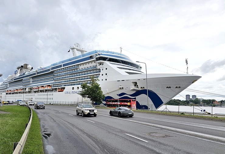 Travelnews.lv iepazīst 294 metrus garo kruīza kuģi «Coral Princess» Rīgas ostā 355593