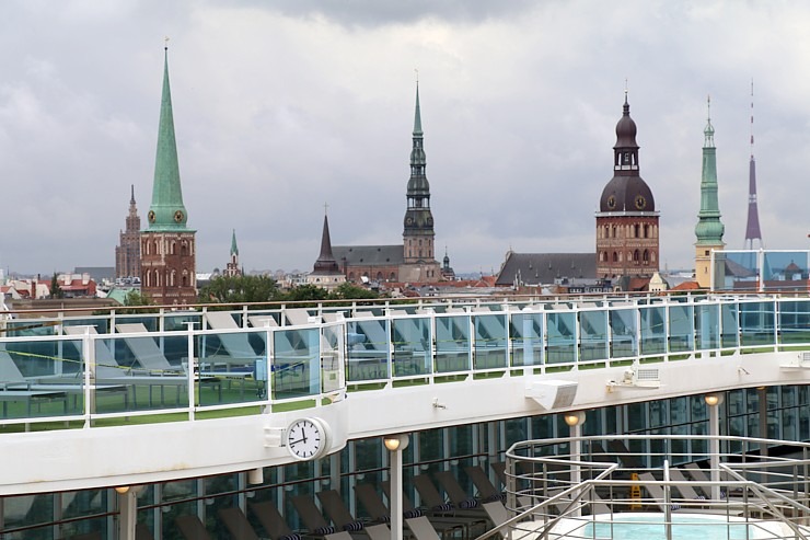 Travelnews.lv iepazīst 294 metrus garo kruīza kuģi «Coral Princess» Rīgas ostā 355648