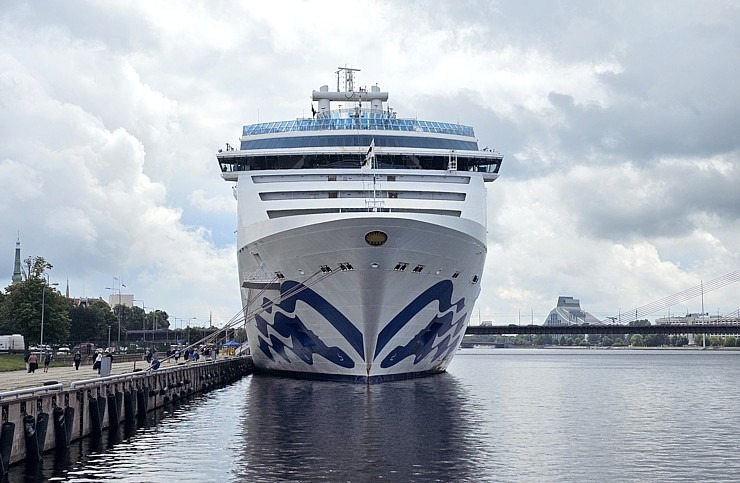 Travelnews.lv iepazīst 294 metrus garo kruīza kuģi «Coral Princess» Rīgas ostā 355652