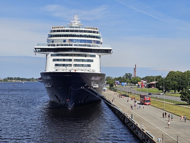 Rīgā ierodas milzīgs kruīza kuģis «Mein Schiff 1», kas pieder pasaules lielākajai tūrisma firmai «TUI» 355655