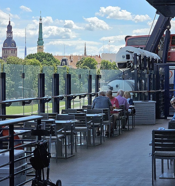 Rīgā ierodas milzīgs kruīza kuģis «Mein Schiff 1», kas pieder pasaules lielākajai tūrisma firmai «TUI» 355696