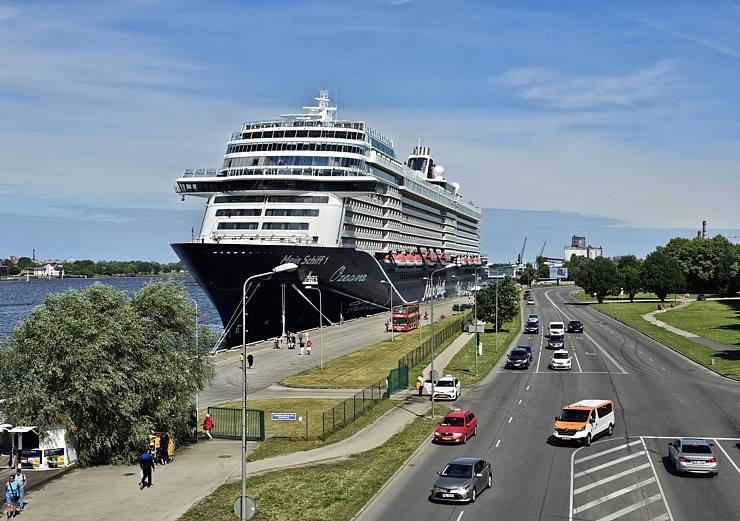 Rīgā ierodas milzīgs kruīza kuģis «Mein Schiff 1», kas pieder pasaules lielākajai tūrisma firmai «TUI» 355722