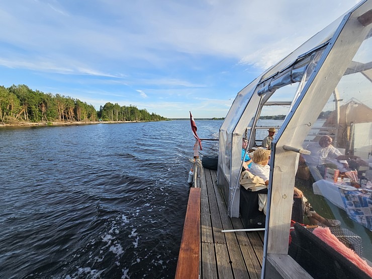 Latvijas tūrisma firma «Nikos Travel» uz peldošas terases Lielupē atzīmē 17 gadu jubileju 356310