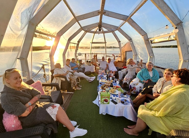 Latvijas tūrisma firma «Nikos Travel» uz peldošas terases Lielupē atzīmē 17 gadu jubileju 356331