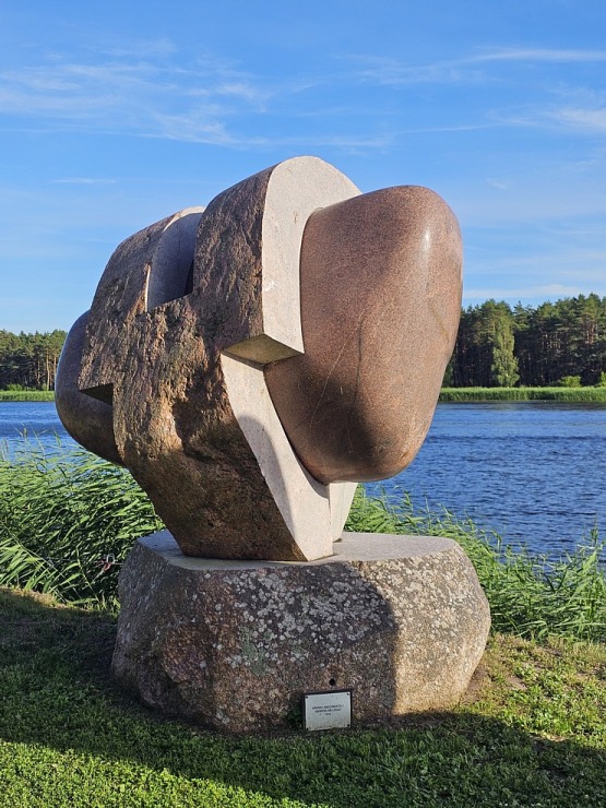 Travelnews.lv apmeklē Paula Jaunzema akmens skulptūru parku Buļļupes krastā 356403