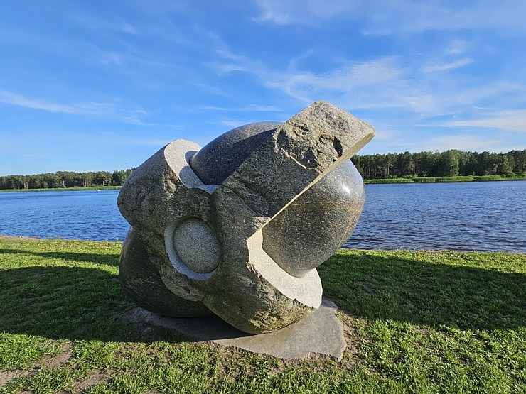 Travelnews.lv apmeklē Paula Jaunzema akmens skulptūru parku Buļļupes krastā 356406