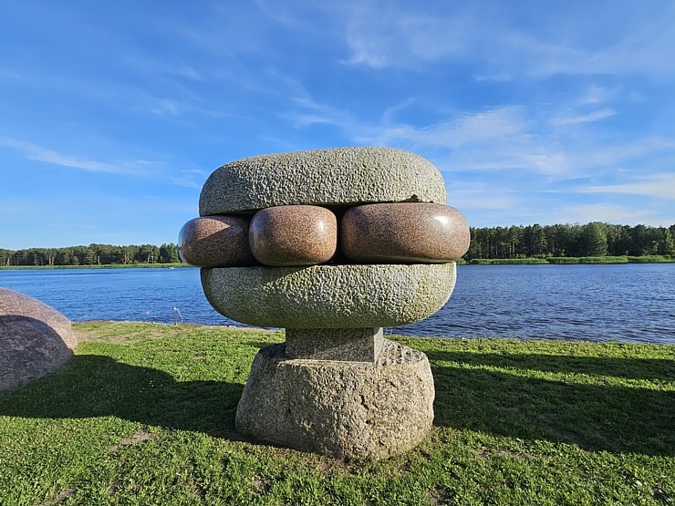 Travelnews.lv apmeklē Paula Jaunzema akmens skulptūru parku Buļļupes krastā 356407