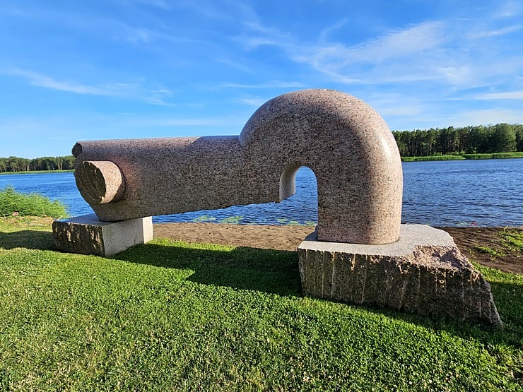 Travelnews.lv apmeklē Paula Jaunzema akmens skulptūru parku Buļļupes krastā 356394