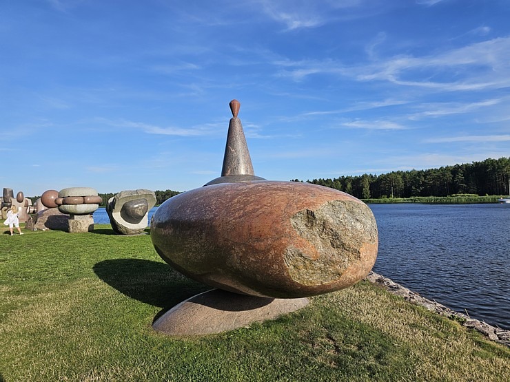 Travelnews.lv apmeklē Paula Jaunzema akmens skulptūru parku Buļļupes krastā 356415