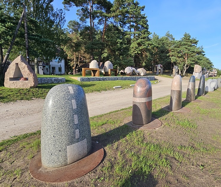Travelnews.lv apmeklē Paula Jaunzema akmens skulptūru parku Buļļupes krastā 356416