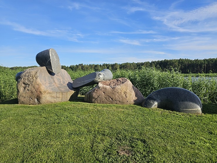 Travelnews.lv apmeklē Paula Jaunzema akmens skulptūru parku Buļļupes krastā 356418
