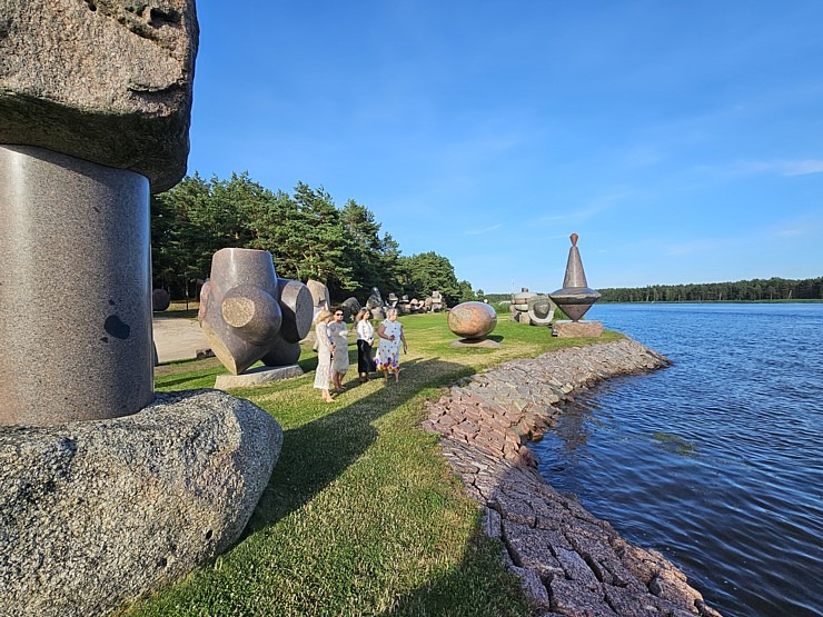 Travelnews.lv apmeklē Paula Jaunzema akmens skulptūru parku Buļļupes krastā 356420