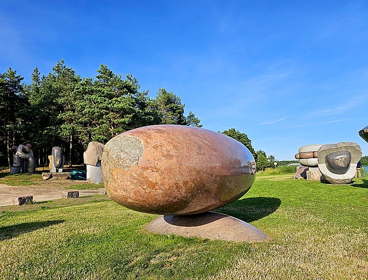 Travelnews.lv apmeklē Paula Jaunzema akmens skulptūru parku Buļļupes krastā 356397
