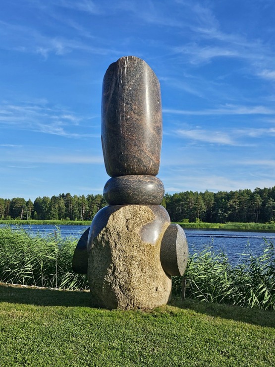 Travelnews.lv apmeklē Paula Jaunzema akmens skulptūru parku Buļļupes krastā 356399
