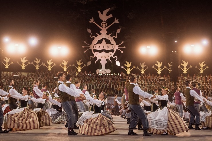 Lietuvas dziesmu un deju svētki svin savu 100. dzimšanas dienu. Foto: Govilnius.lt 356516