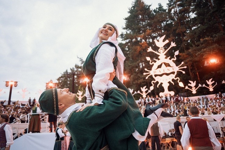 Lietuvas dziesmu un deju svētki svin savu 100. dzimšanas dienu. Foto: Govilnius.lt 356522