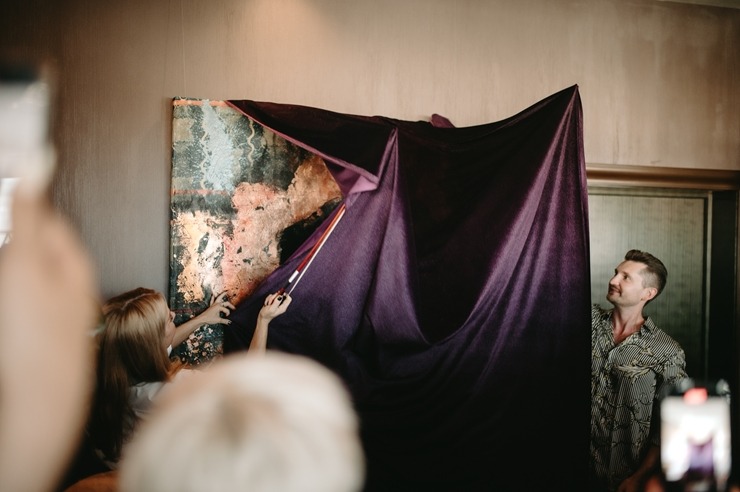 Māksliniece Gundega Dūduma viesnīcā «Grand Hotel Kempinski Riga» atklāj jauno izstādi «Uncovering Hidden Gems». Foto: Grand Hotel Kempinski Riga 356880