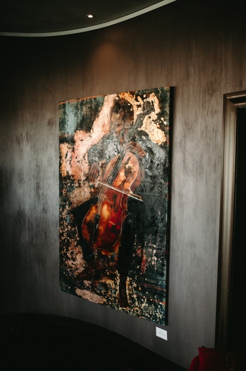 Māksliniece Gundega Dūduma viesnīcā «Grand Hotel Kempinski Riga» atklāj jauno izstādi «Uncovering Hidden Gems». Foto: Grand Hotel Kempinski Riga 356885