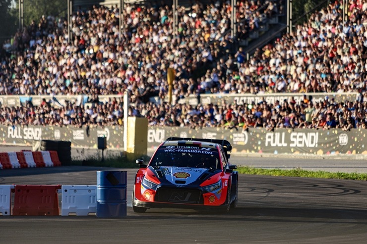Piedāvājam spilgtākos foto mirkļus no FIA pasaules rallija čempionāta (WRC) debijas Latvijā. Foto: Gatis Smudzis 357100