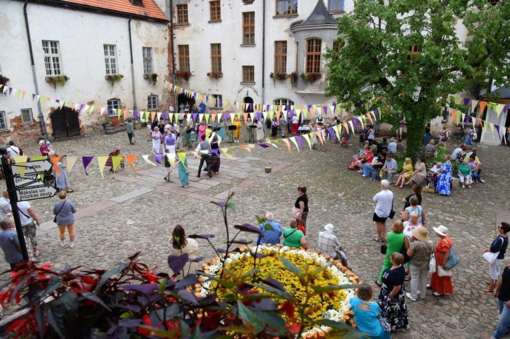 Sklandraušu festivāls Dundagā gaida visus Latvijas tradicionālā mantojuma cienītājus. Foto: Visvaldis Biezbārdis 357172