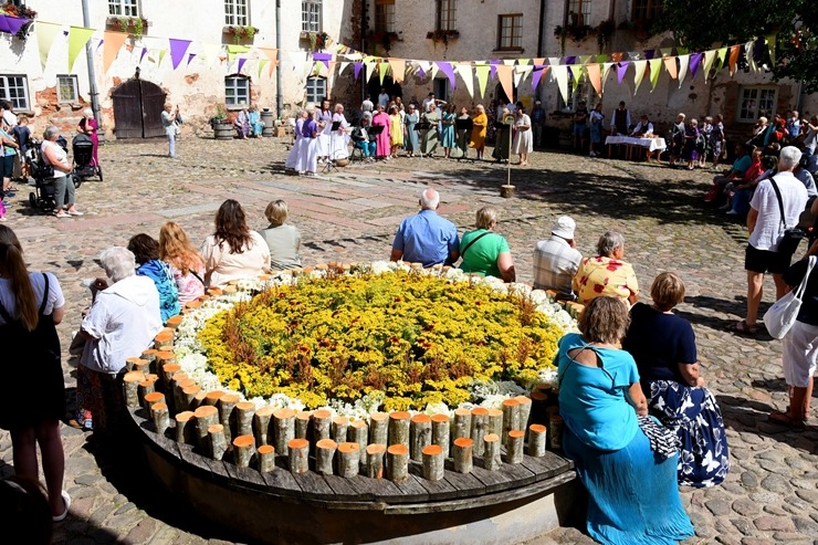 Sklandraušu festivāls Dundagā gaida visus Latvijas tradicionālā mantojuma cienītājus. Foto: Visvaldis Biezbārdis 357174