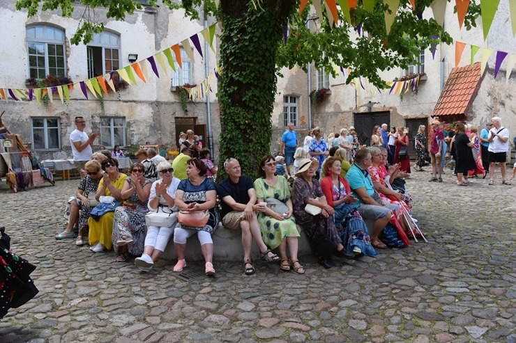 Sklandraušu festivāls Dundagā gaida visus Latvijas tradicionālā mantojuma cienītājus. Foto: Visvaldis Biezbārdis 357177