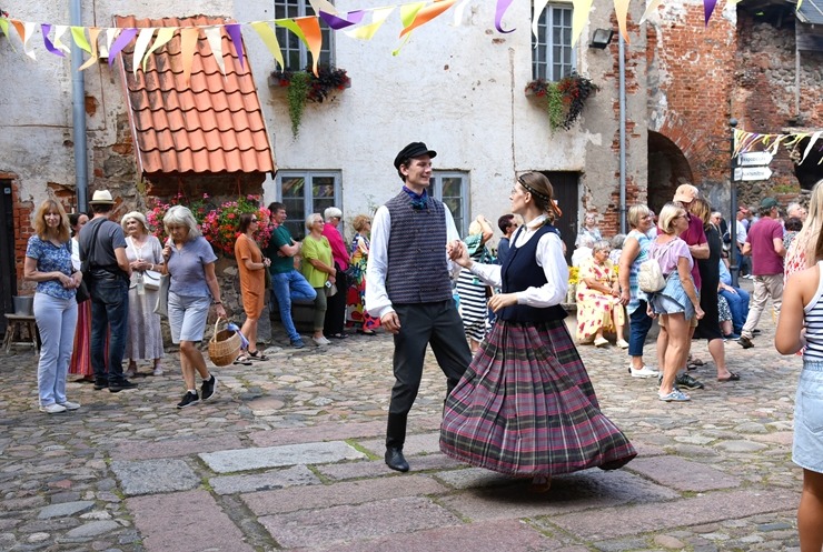 Sklandraušu festivāls Dundagā gaida visus Latvijas tradicionālā mantojuma cienītājus. Foto: Visvaldis Biezbārdis 357180