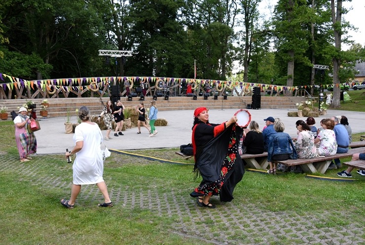 Sklandraušu festivāls Dundagā gaida visus Latvijas tradicionālā mantojuma cienītājus. Foto: Visvaldis Biezbārdis 357184