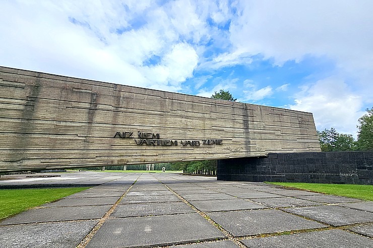 Salaspils memoriāls ir nozīmīgs starptautiska mēroga objekts, kuru mums nemanāmi apmeklē daudzi ārvalstu tūristi 357786