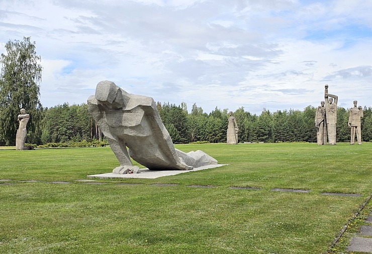 Salaspils memoriāls ir nozīmīgs starptautiska mēroga objekts, kuru mums nemanāmi apmeklē daudzi ārvalstu tūristi 357787