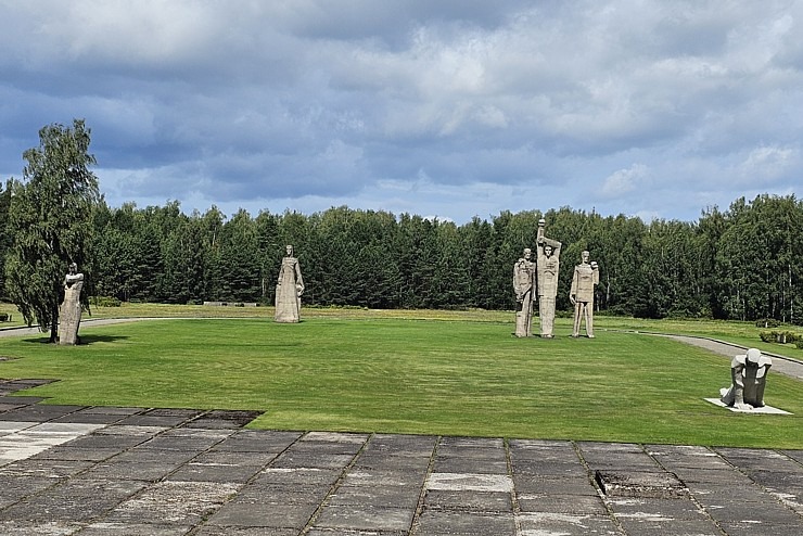 Salaspils memoriāls ir nozīmīgs starptautiska mēroga objekts, kuru mums nemanāmi apmeklē daudzi ārvalstu tūristi 357810