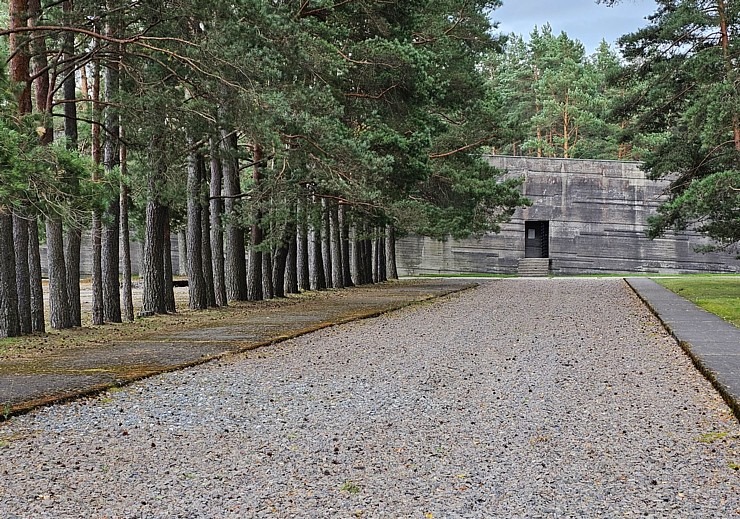 Salaspils memoriāls ir nozīmīgs starptautiska mēroga objekts, kuru mums nemanāmi apmeklē daudzi ārvalstu tūristi 357816