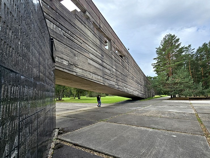 Salaspils memoriāls ir nozīmīgs starptautiska mēroga objekts, kuru mums nemanāmi apmeklē daudzi ārvalstu tūristi 357819