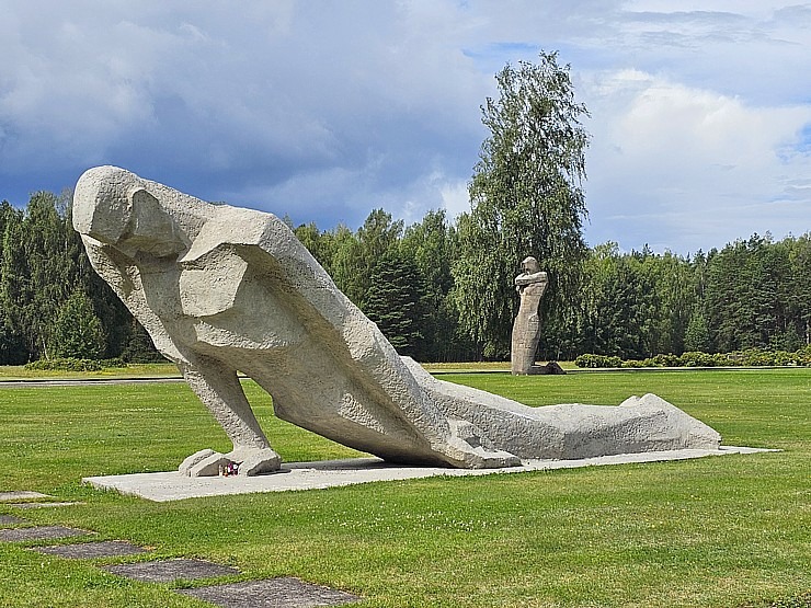 Salaspils memoriāls ir nozīmīgs starptautiska mēroga objekts, kuru mums nemanāmi apmeklē daudzi ārvalstu tūristi 357789