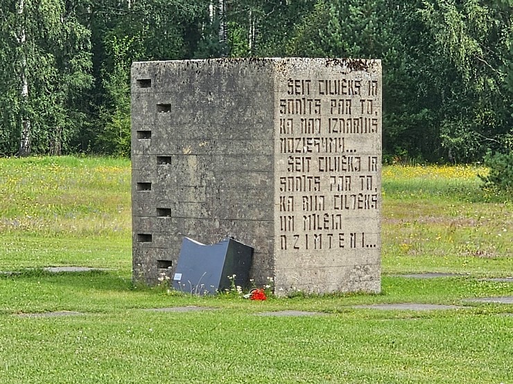 Salaspils memoriāls ir nozīmīgs starptautiska mēroga objekts, kuru mums nemanāmi apmeklē daudzi ārvalstu tūristi 357790