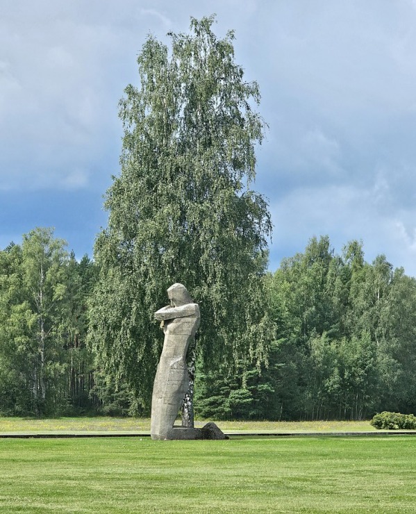 Salaspils memoriāls ir nozīmīgs starptautiska mēroga objekts, kuru mums nemanāmi apmeklē daudzi ārvalstu tūristi 357791