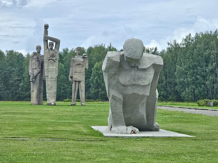 Salaspils memoriāls ir nozīmīgs starptautiska mēroga objekts, kuru mums nemanāmi apmeklē daudzi ārvalstu tūristi 357793