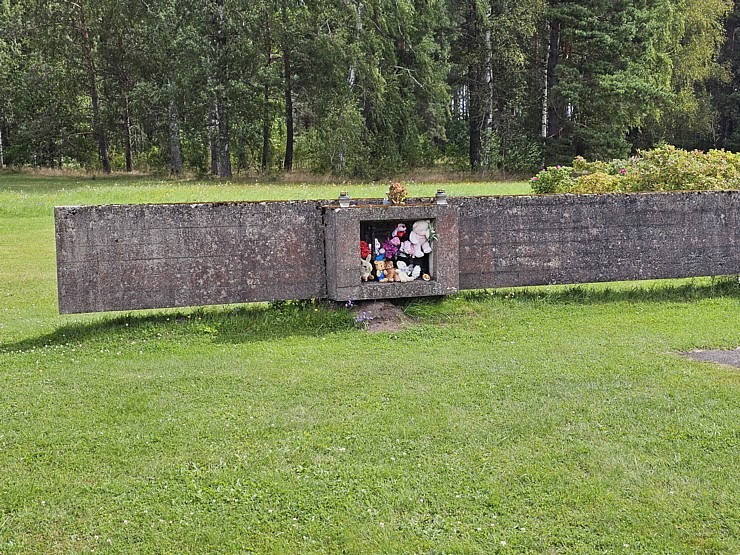 Salaspils memoriāls ir nozīmīgs starptautiska mēroga objekts, kuru mums nemanāmi apmeklē daudzi ārvalstu tūristi 357794