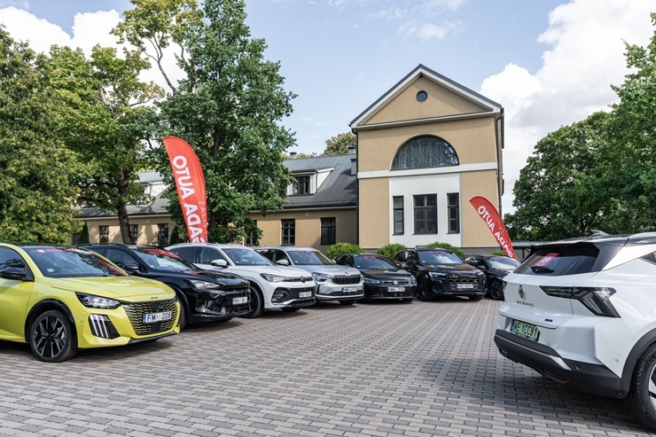 «Gada Auto» pieteiktie automobiļi kopā ar ekspertiem un medijiem dodas uz Kurzemi 358024