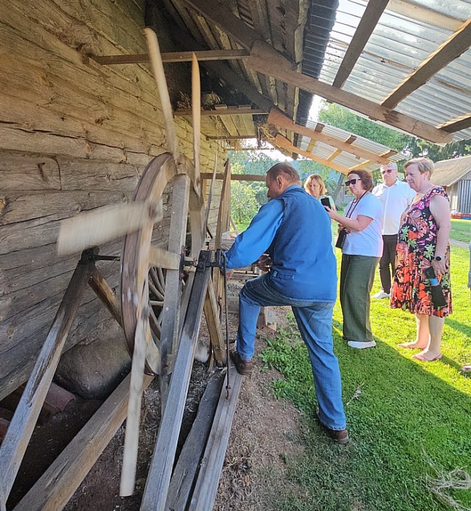 Kaņepju saimniecībā «Adzelvieši» Valmieras novadā iepazīstam virvju pīšanu un iepērkam kaņepju produktus 358858