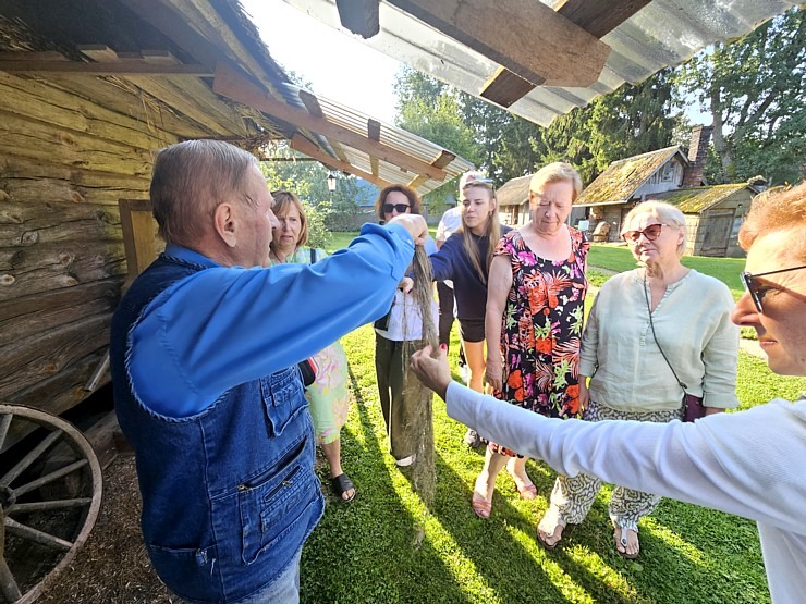 Kaņepju saimniecībā «Adzelvieši» Valmieras novadā iepazīstam virvju pīšanu un iepērkam kaņepju produktus 358859