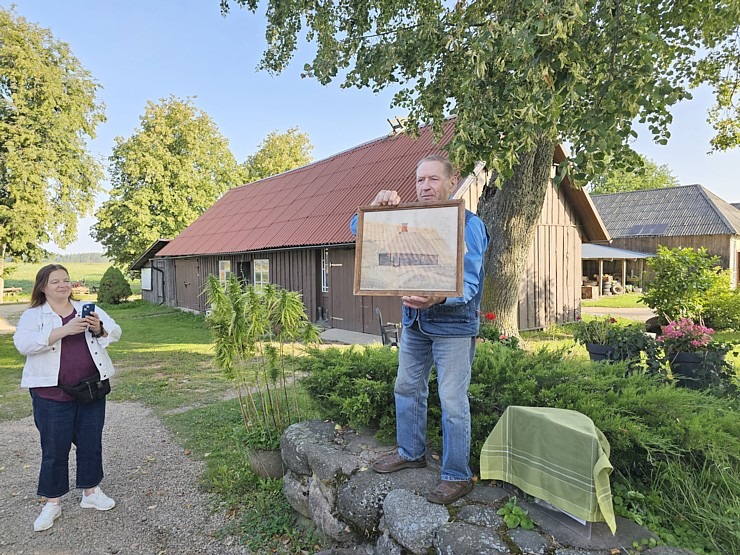 Kaņepju saimniecībā «Adzelvieši» Valmieras novadā iepazīstam virvju pīšanu un iepērkam kaņepju produktus 358848