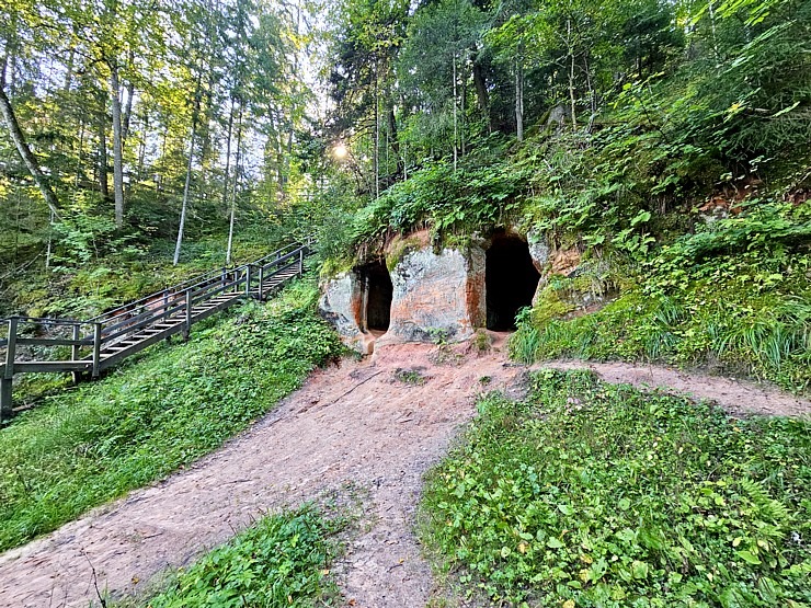 Dodamies pārgājienā pa Līgatnes dabas takām un lūkojam daudzās alas 358941