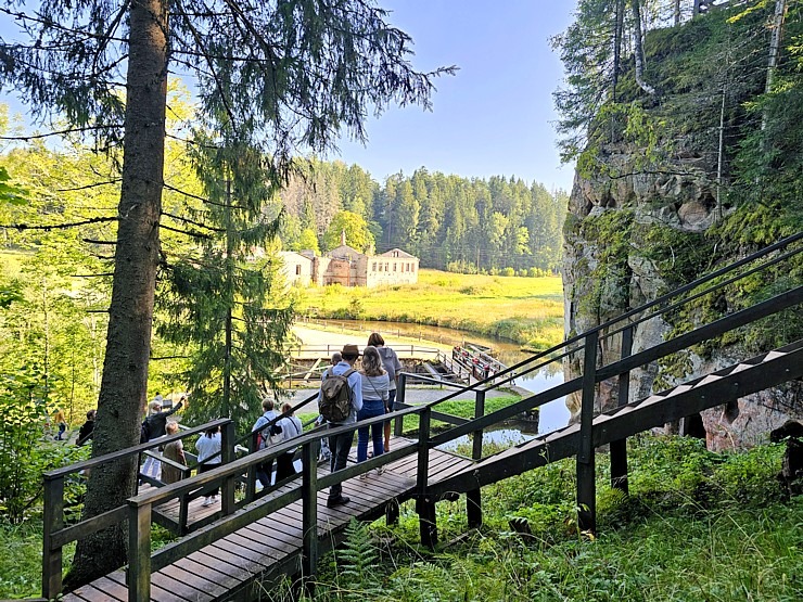 Dodamies pārgājienā pa Līgatnes dabas takām un lūkojam daudzās alas 358942