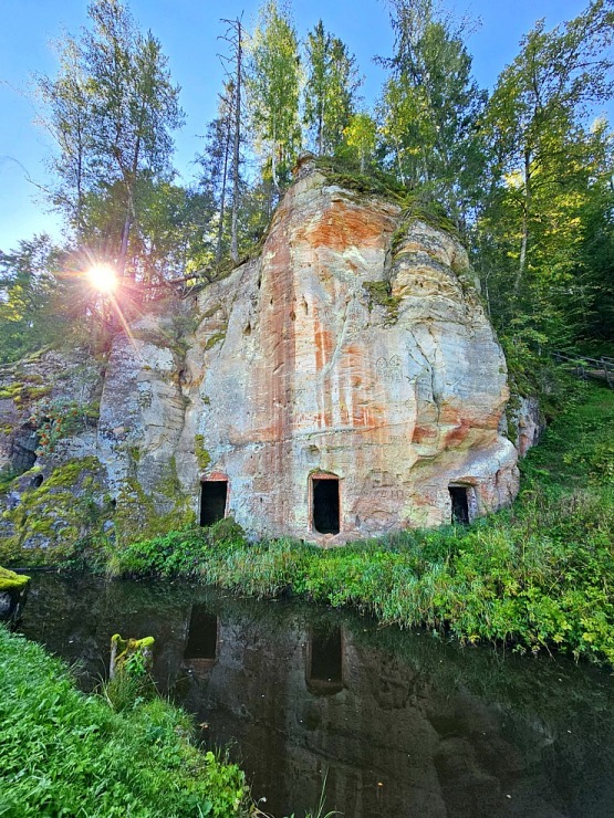 Dodamies pārgājienā pa Līgatnes dabas takām un lūkojam daudzās alas 358947