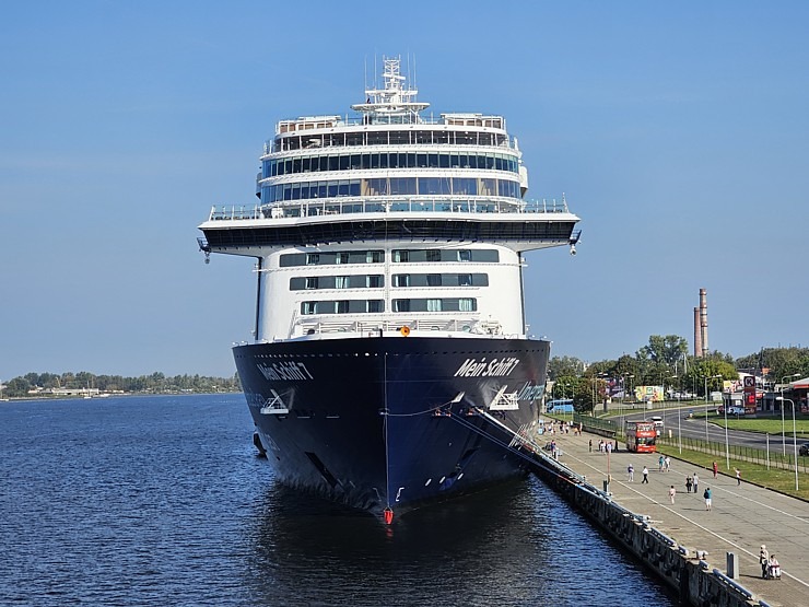 Rīgā ienāk jauns kruīzu kuģis «Mein Schiff 7» no Vācijas ar 2838 tūristiem 359429