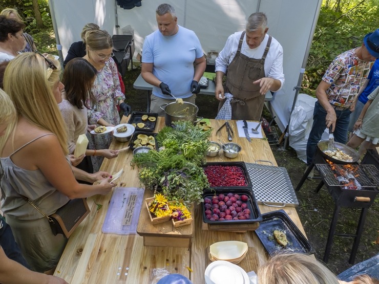 Zaubes savvaļas kulinārais festivāls pulcē dabas garšu un tautas pavārmākslas cienītājus. Foto: Andris Eglītis 359732